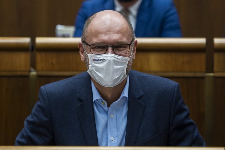 Richard Sulík zostáva ministrom hospodárstva, plénum ho podržalo