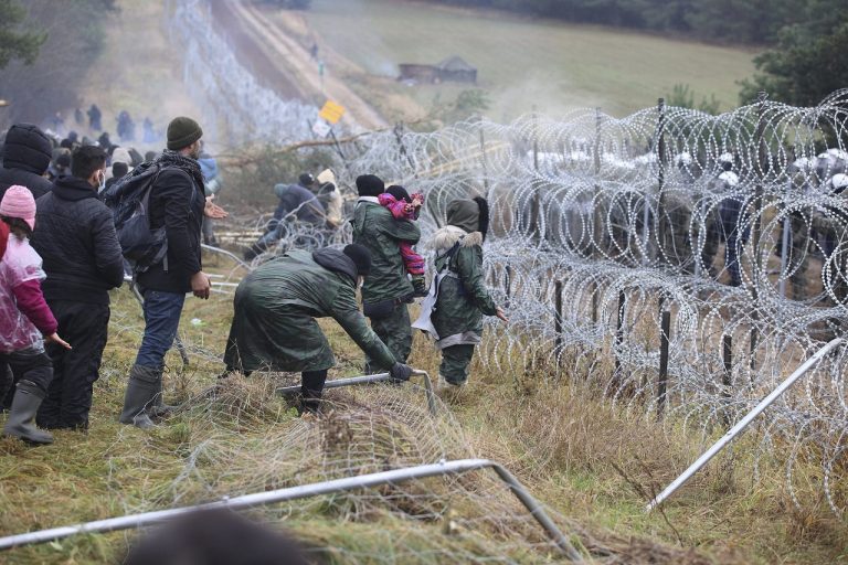 Bielorusko Poľsko hranica migranti plot