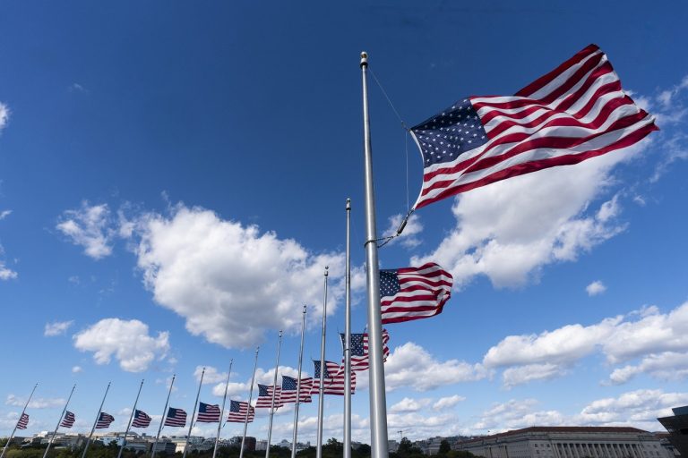 Colin Powell piéta americké vlajky