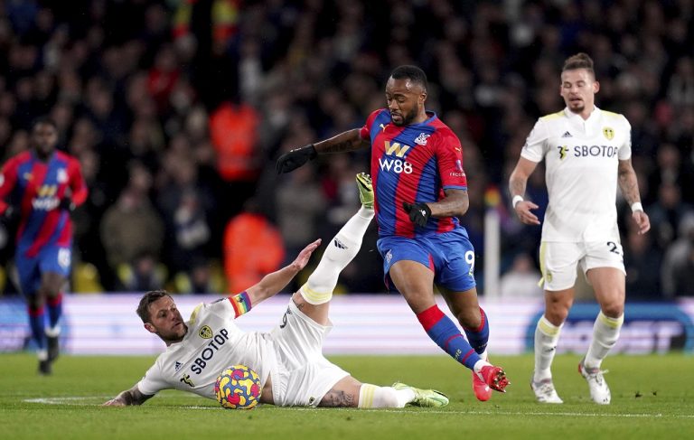 Na snímke sprava hráč Palace Jordan Ayew a hráč Leedsu Liam Cooper