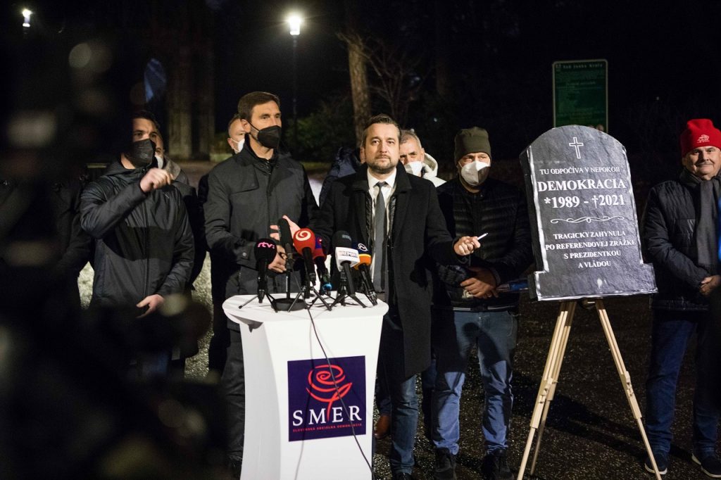 PROTEST: Smútočný sprievod strany SMER-SD