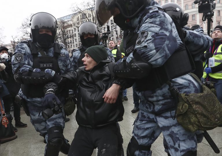 policajti zatýkanie