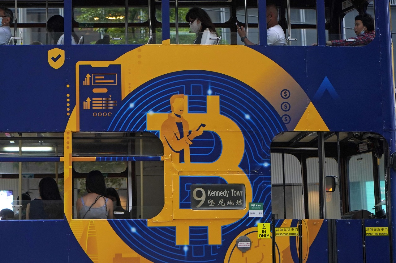 Cena bitcoinu zaznamenala nový rekord, prekonala 66.000 USD