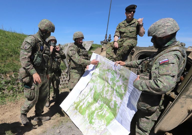 slovenskí vojaci lešť vojenské cvičenie armáda