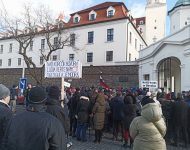 Pred Národnou radou protestuje asi stovka odporcov vojenskej dohody s USA