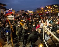 účastníci protestného zhromaždenia opozičných politických strán v Bratislave