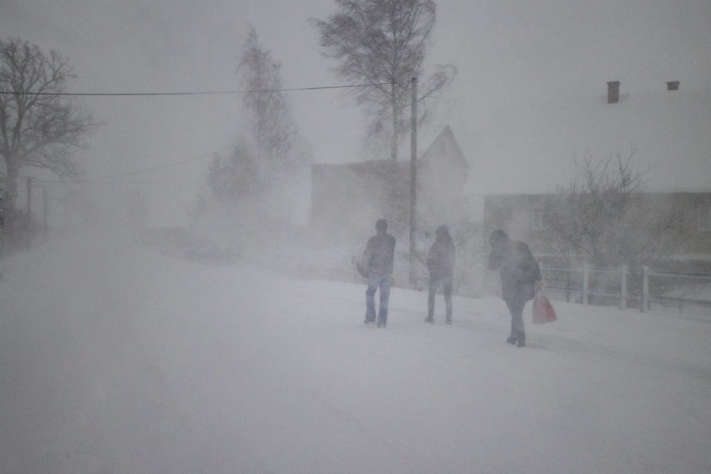 sneženie vietor ľudia