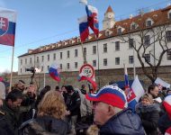 Občania protestujú pred parlamentom počas mimoriadnej schôdze o zmluve SR s USA