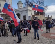 Občania protestujú pred parlamentom počas mimoriadnej schôdze o zmluve SR s USA