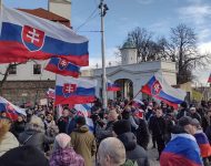 Občania protestujú pred parlamentom počas mimoriadnej schôdze o zmluve SR s USA