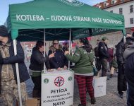 Občania protestujú pred parlamentom počas mimoriadnej schôdze o zmluve SR s USA