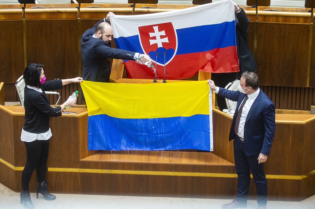 ukrajinská vlajka olievanie SaS ĽSNS