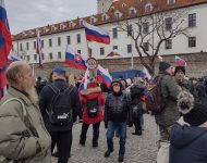 Občania protestujú pred parlamentom počas mimoriadnej schôdze o zmluve SR s USA