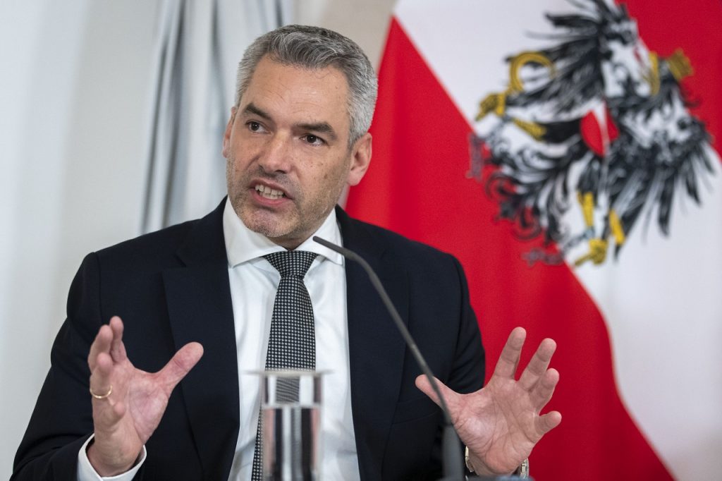 Nehammer vylúčil tajné dohody v budúcich koalíciách