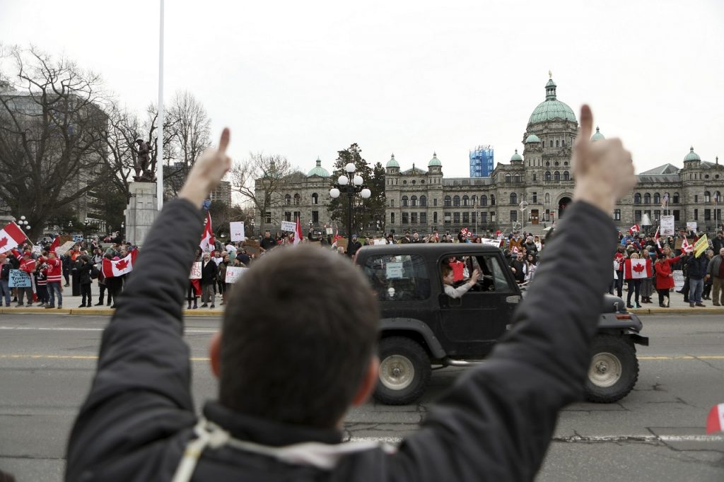 Tisíce ľudí protestovali proti očkovaniu, pandemickým opatreniam a vláde