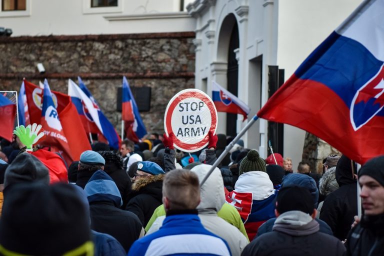 protest, zmluva s USA