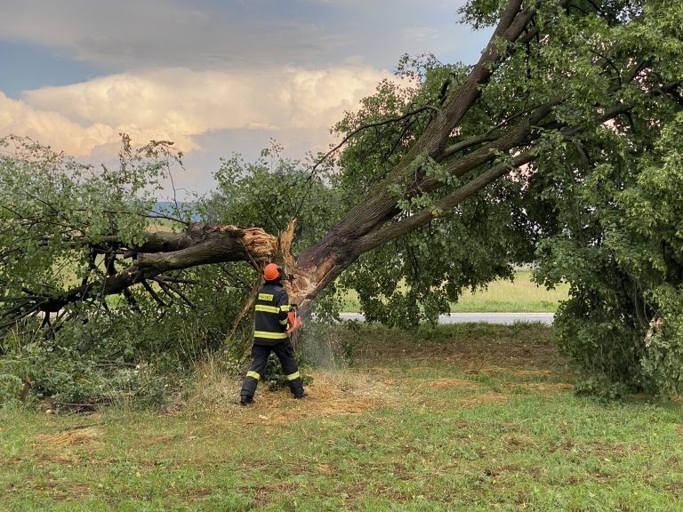 búrka strom počasie