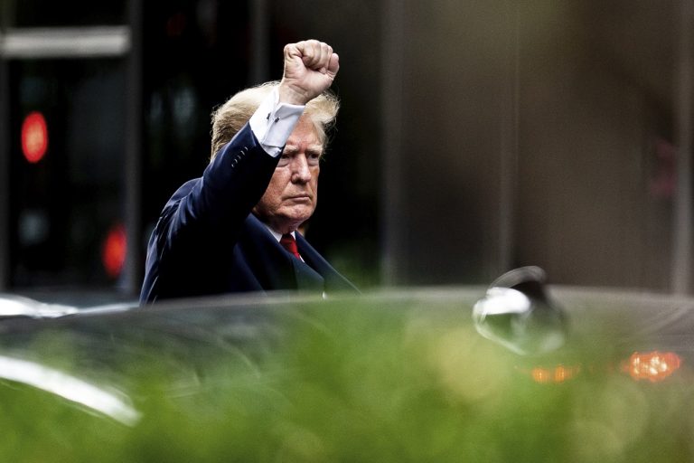 Trump: FBI mi bráni vstúpiť do domu, zrejme sa snaží podstrčiť dôkazy