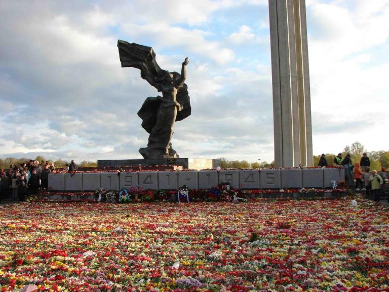 Pamätník osloboditeľov sovietskeho Lotyšska a Rigy od nemeckých fašistických okupantov