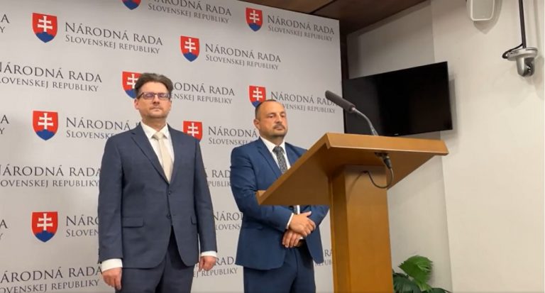 Poslanci OĽaNO Milan Vetrák a Lukáš Kyselica