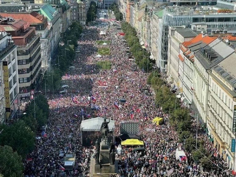 Na pražskom Václavskom námestí sa v sobotu popoludní demonštruje proti vláde premiéra Petra Fialu