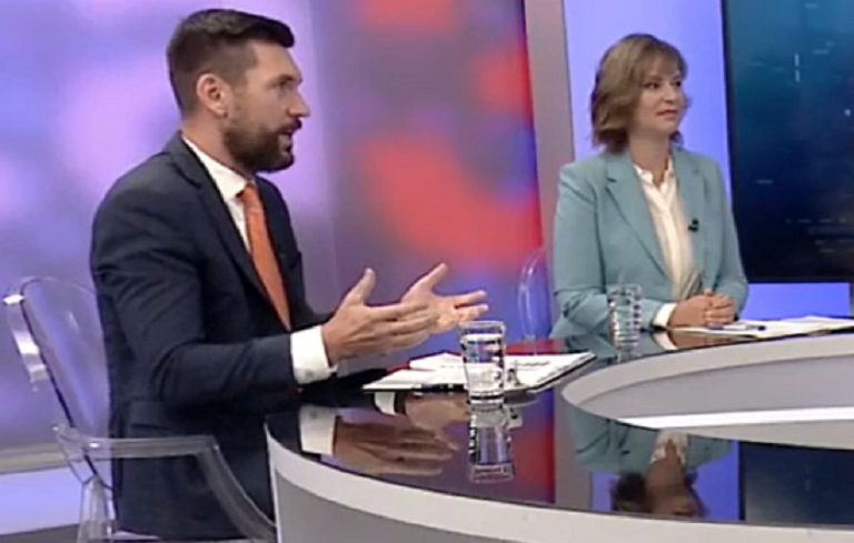 vicepremiérka Veronika Remišová (Za ľudí) a poslanec parlamentu za opozičný Smer-SD Richard Takáč v nedeľnej diskusnej relácii TA3