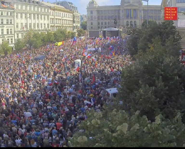 Na pražskom Václavskom námestí sa v sobotu popoludní demonštruje proti vláde premiéra Petra Fialu