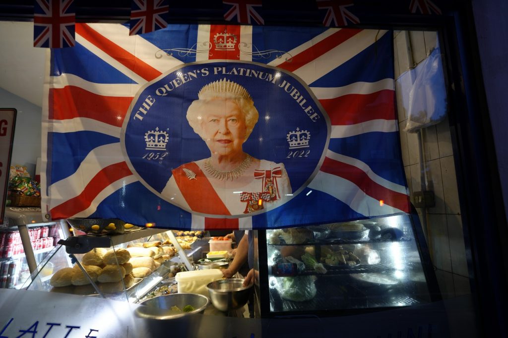 ľudia si uctili pamiatku britskej kráľovnej Alžbety II.