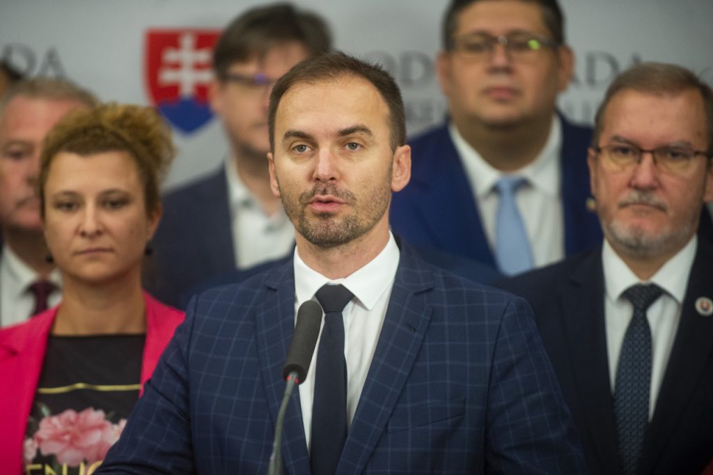 Schôdzu neotvorili ani na druhý pokus, poslanci sa zídu opä v utorok