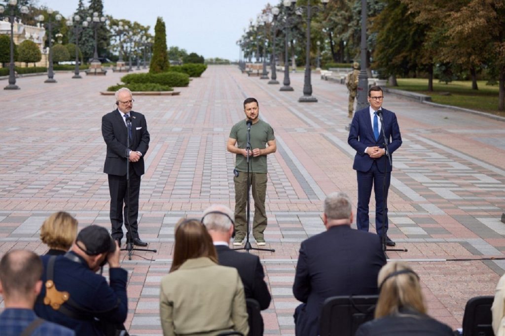 Poľský premiér Mateusz Morawiecki s ukrajinským prezidentom Volodymyrom Zelenským a lotyšským prezidentom Egilsom Levitsom