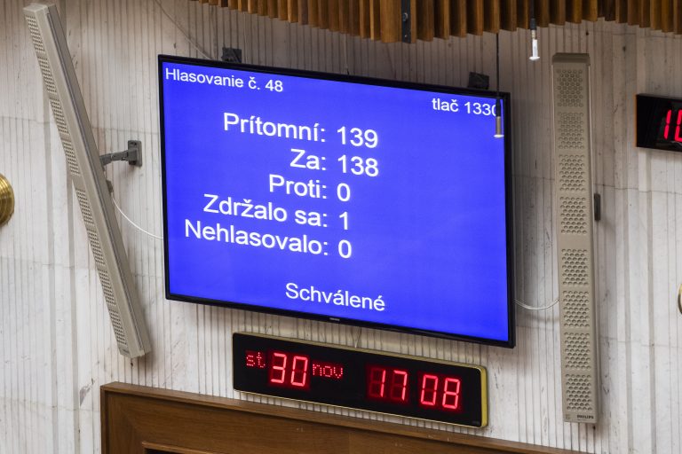 Poslanci schválili vyššie platy zdravotníkom