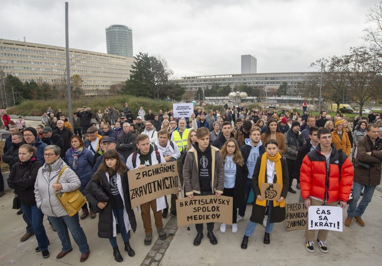 Protest Lekárskeho odborového združenia - Zachráňme zdravotníctvo