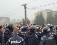 POLÍCIA DOHLIADA V KÚTOCH NA OHLÁSENÝ PROTEST