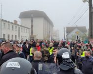 POLÍCIA DOHLIADA V KÚTOCH NA OHLÁSENÝ PROTEST