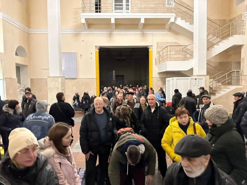 Na snímke obyvatelia Chersonu na železničnej stanici v Chmeľnickom.