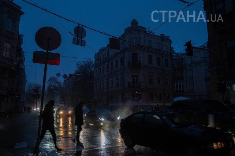 Fotografia z dnešného večera v Kyjeve počas výpadku elektrickej energie.