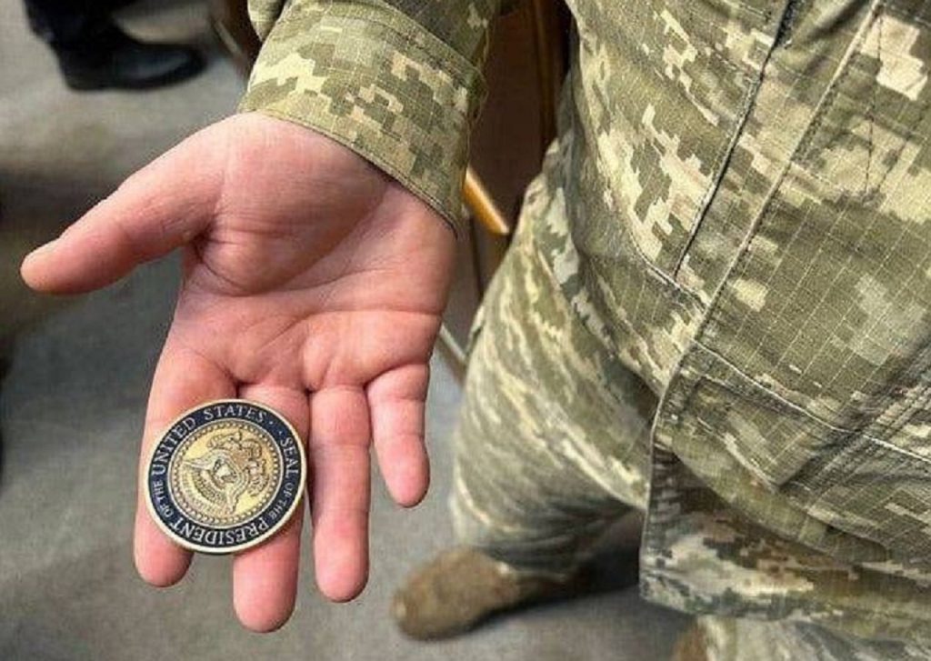 Volodymyr Zelenskyj počas prejavu v parlamente odovzdal veliteľovi batérie HIMARS Pavlovi Černiavskému čestný odznak prezidenta USA Joea Bidena