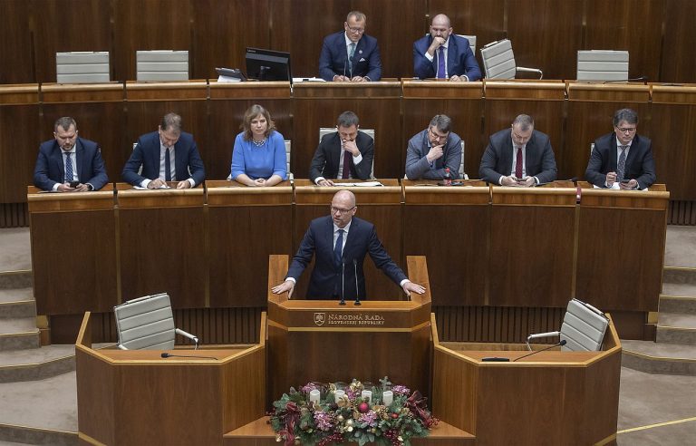 Predkladateľom návrhu na odvolanie vlády bol jej bývalá člen Richard Sulíkády