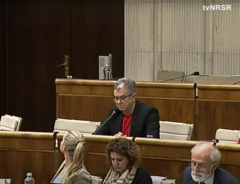 Pevne stisnuté pery Joža Pročka pred "procedurálnym návrhom". Romana Tabák si takmer vyskrutkovala hlavu, aby jej z toho predstavenia nič neušlo.