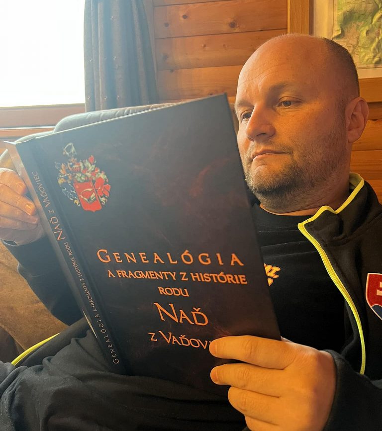 Jaro Naď s dôkazom svojej modrej krvi v rukách. Spokojnosť z neho len tak sála.