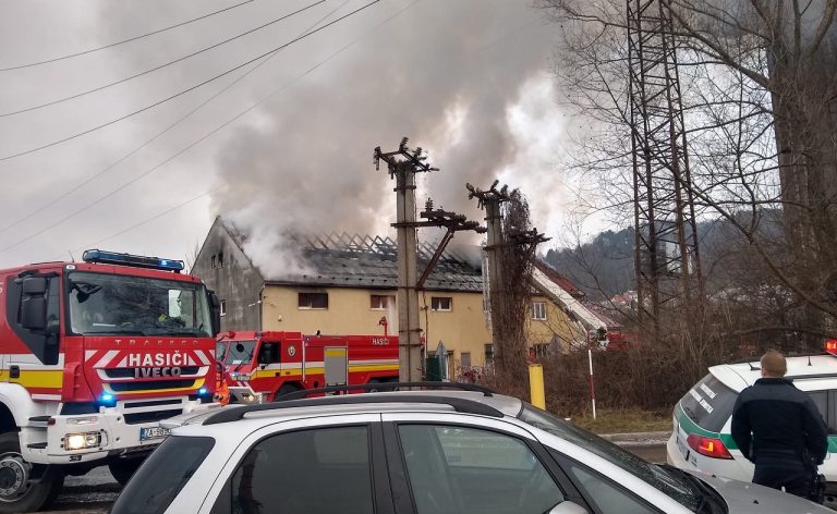 Požiar administratívnej budovy v Žiline likvidovalo 22 hasičov