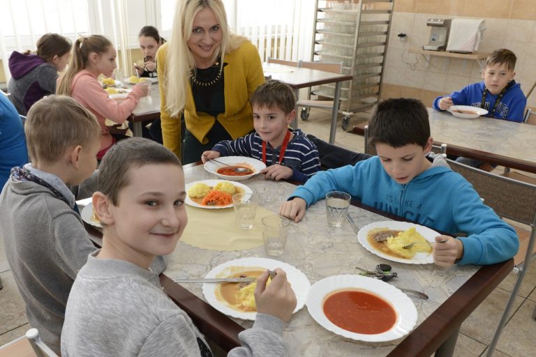 jedáleň, žiaci