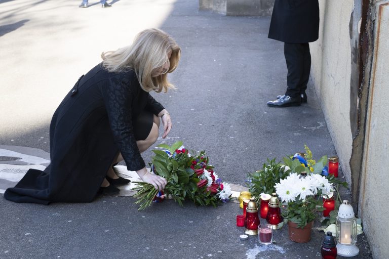 Zuzana Čaputová si uctila pamiatku Jána Kuciaka a Martiny Kušnírovej pri symbolickom pamätníku na Námestí SNP v Bratislave