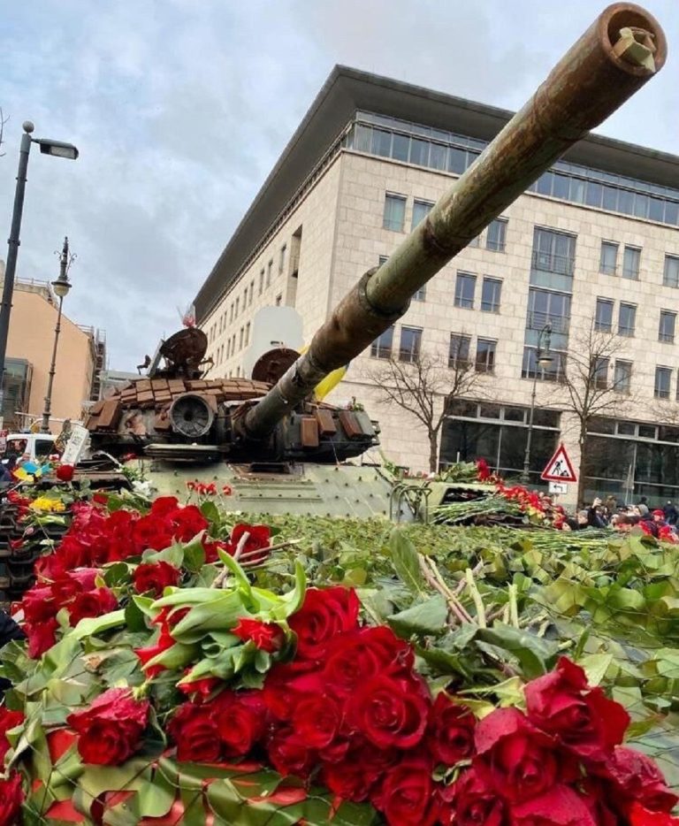 Zostrelený ruský tank, ktorý v Berlíne nainštalovali stúpenci Ukrajiny, sa napokon stal symbolom boja proti neonacizmu na Ukrajine.