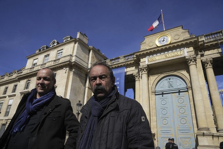 Macronovu dôchodkovú reformu schválil Senát