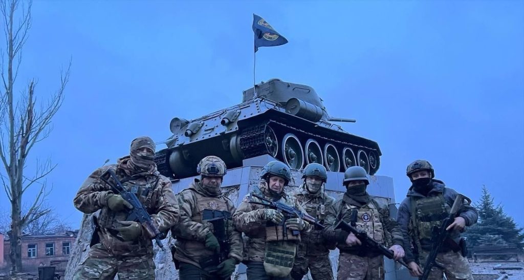 Jevgenij Prigožin, ako aj jeden z vodcov PMC, Hrdina Ruska Lotos a ďalší bojovníci pri pamätníku T-34-85 v Bachmute na Gorkého ulici