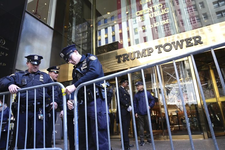 Trump tvrdí, že v utorok ho zatknú, lebo prokuratúra ho chce obžalovať