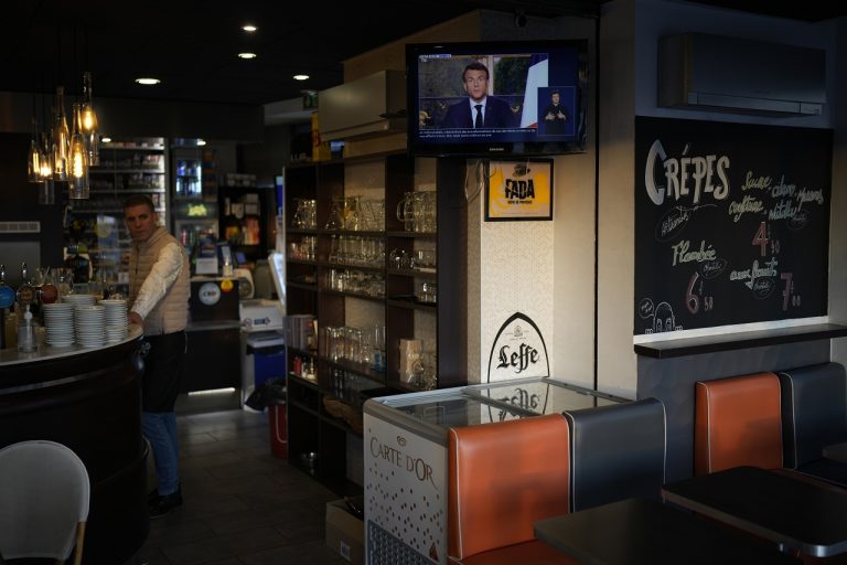 Macronov prejav k národu demonštranti prehlušili trieskaním do hrncov a panvíc