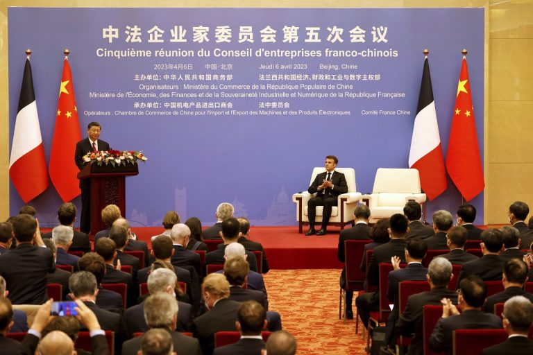 Emmanuel Macron a čínsky prezident Si Ťin-pching