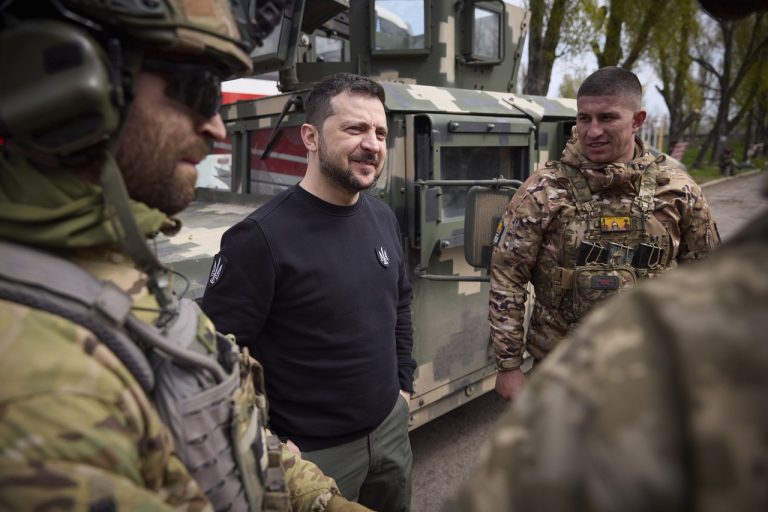 Zelenskyj navštívil vojakov v meste Avdijivka na východe Ukrajiny